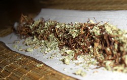 El tabaco se lleva mezclando con cannabis durante siglos, en todo el mundo (© Wikimedia Commons)